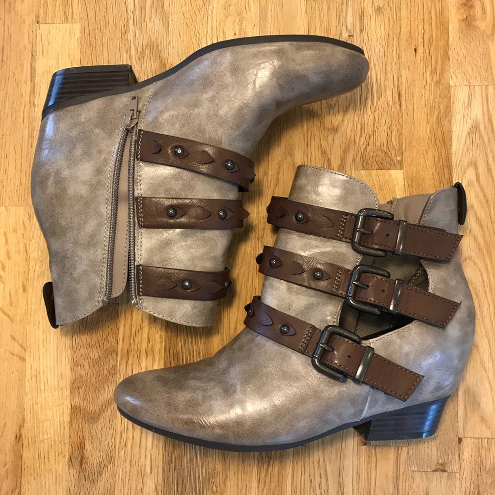 ((SOLD)) Trendy Ankle Boots